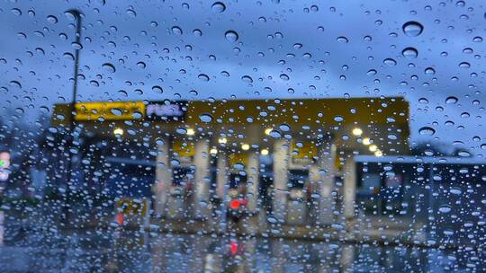 雨点落在汽车挡风玻璃上