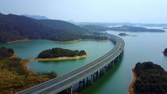 中国江西庐山西海，岛旁边的高速路