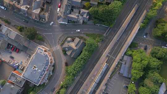 英国的通勤列车服务在城市车站停靠