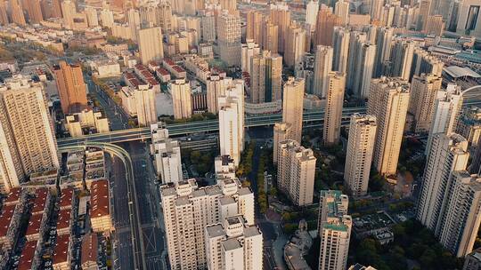 航拍日出时分的上海市区建筑群