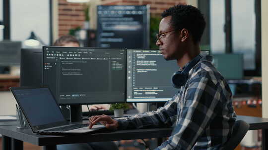 非裔美国开发人员使用笔记本电脑编写代码的