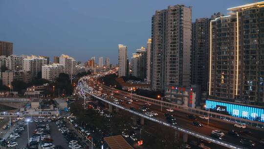 航拍城市晚高峰道路交通车流