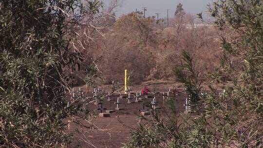 拍摄对面山坡上的十字架坟墓视频素材模板下载