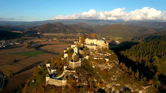 山上一座中世纪城堡的鸟瞰