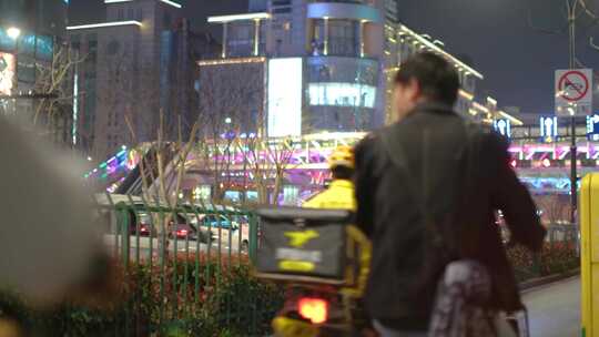 夜晚城市行人过马路汽车车辆车流人流脚步夜