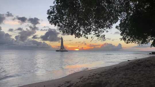 太阳落日海边船只航行