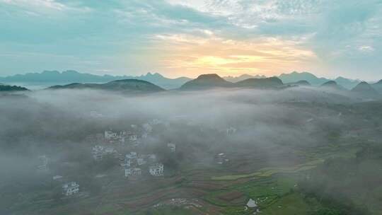 山区清晨云雾缭绕景象