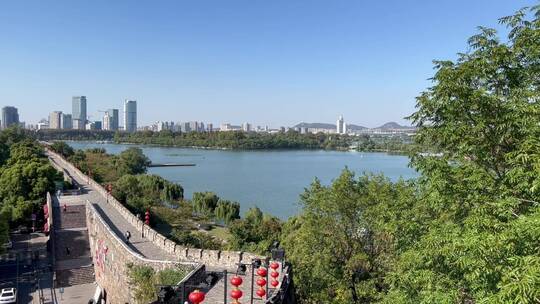 南京明城墙上的玄武湖景视频素材模板下载