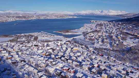 挪威特罗姆瑟雪镇天线晴朗的冬季天气