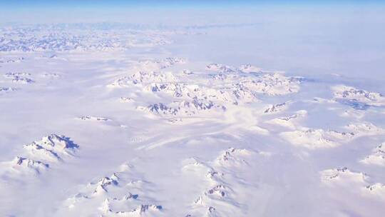 格陵兰厚厚的积雪上空航拍