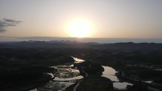 航拍傍晚夕阳晚霞日落剪影