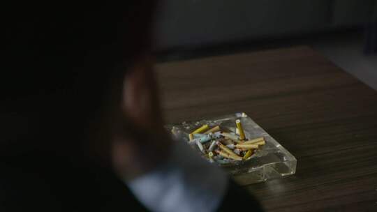 中年男人抽烟忧愁焦虑烟民吸烟灭烟头烟灰缸