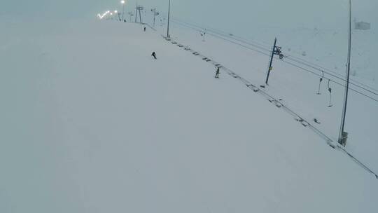 滑雪爱好者在户外滑雪场滑雪 