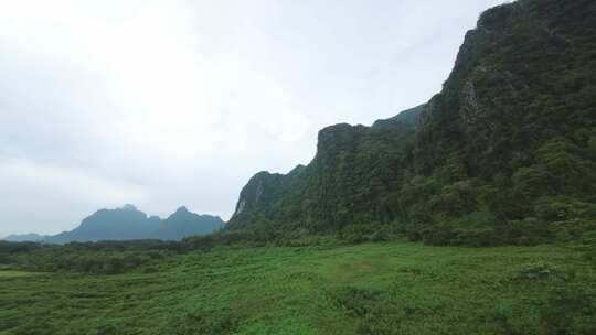 老挝蓝色泻湖茂密丛林和清澈水域的风景天桥