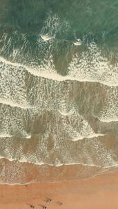 自然风光俯拍海浪拍打沙滩
