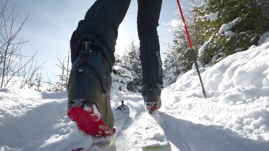 双板滑雪走路上山特写