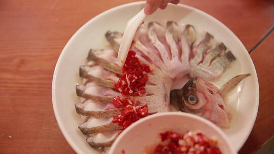【镜头合集】蒸熟的鱼肉装盘
