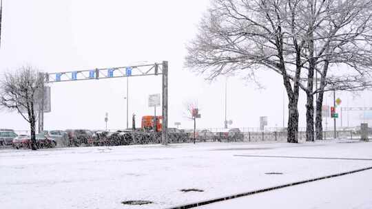 繁忙的路上飘落的雪