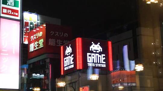 夜晚日本街头的标牌