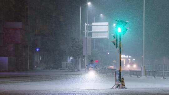 大雪纷飞下匆忙行驶的电动车