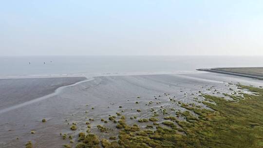 沙滩上的海浪自然风景