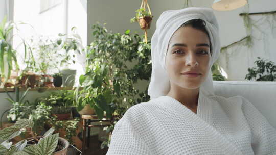 穿浴袍的年轻女子肖像视频素材模板下载