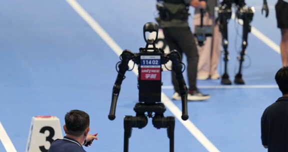 世界人形机器人运动会的机器人及操控人员