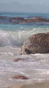 海浪撞击巨石