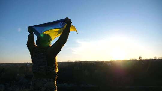 身着制服和头盔的女兵在乌克兰军医山上升旗