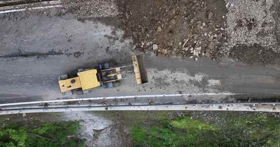 雨季泥水流塌方路段工程车抢修