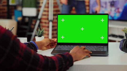 笔记本电脑上分析绿屏视频素材模板下载