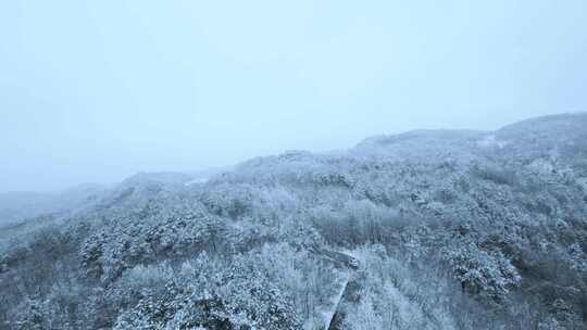 航拍雪景山脉