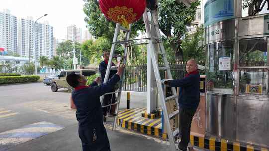 工人户外拆除取下大红灯笼