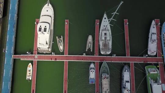 航拍停泊在码头的船视频素材模板下载
