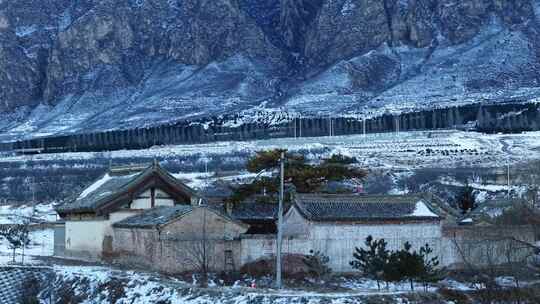 雪后山间传统中式建筑景象