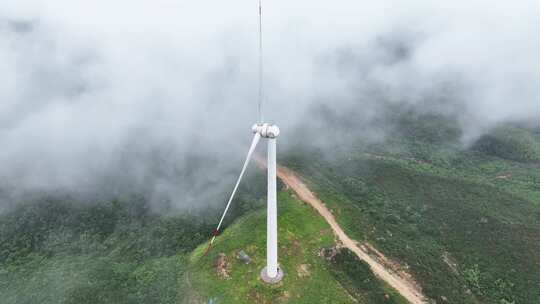 云海和风力发电设施