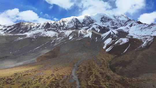 航拍川西贡嘎山区勒多曼因雪山风光