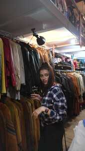 一名年轻女子正在浏览一家时尚复古时尚精品