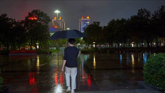 下雨男生打伞回家视频素材模板下载