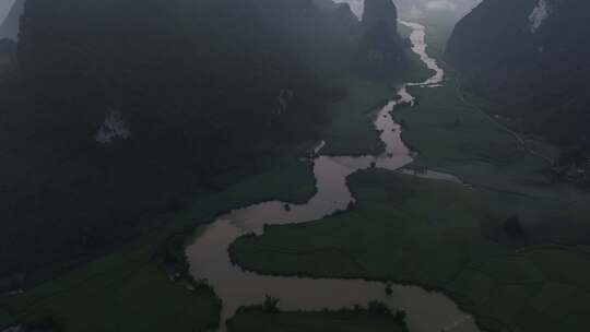 越南曹邦稻田日出时丰南山谷的鸟瞰图。自然