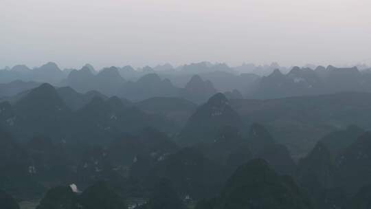 广西桂林山峦山峰喀斯特地貌风光