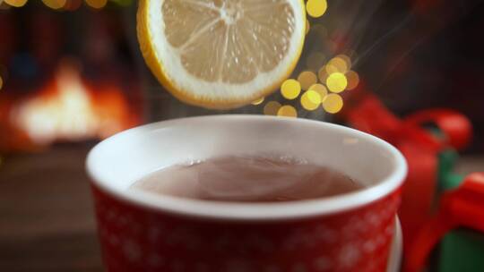 一杯热柠檬红茶。