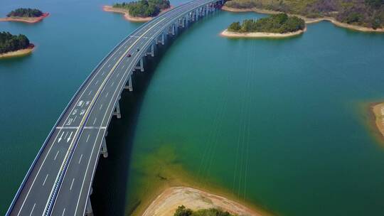 中国江西庐山西海，岛旁边的高速路视频素材模板下载