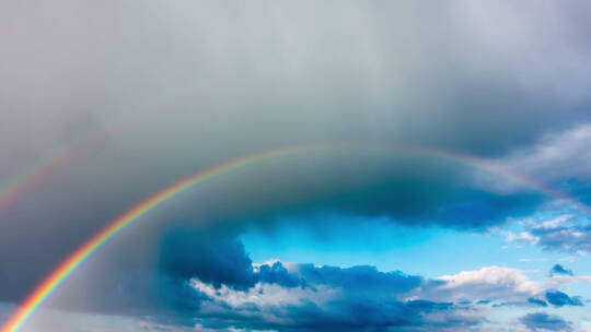 雨后空中彩虹和移动的云层