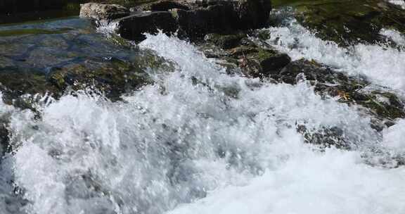 春天冰雪融化高山泉水溪流溪水流水