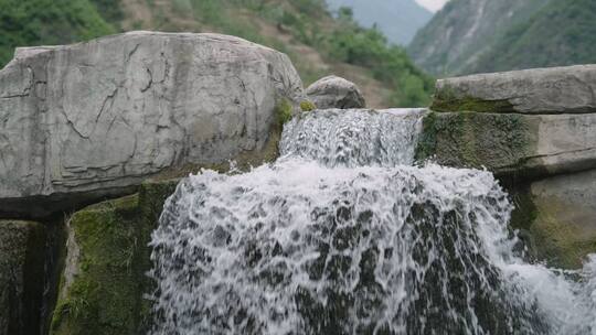 4k山间流淌的河流