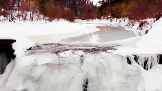 横拍小溪冰冻的场景和溪流