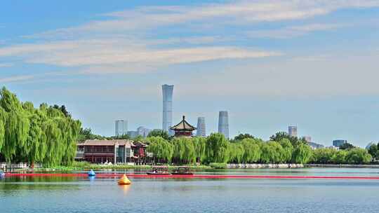 蓝天白云北京什刹海天际线中国尊风景