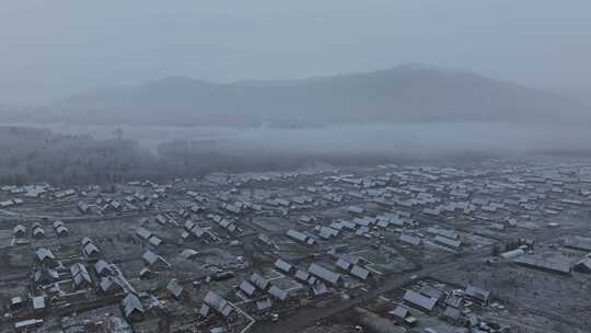 新疆禾木村雪景晨雾航拍