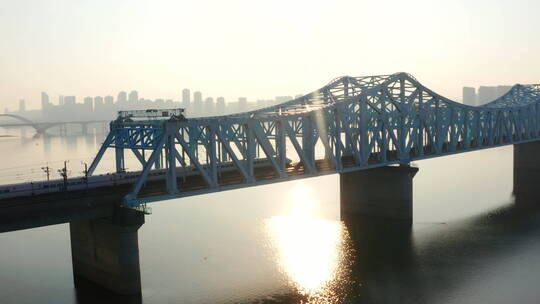 清晨唯美逆光拍摄高铁驶过赣江大桥视频素材模板下载